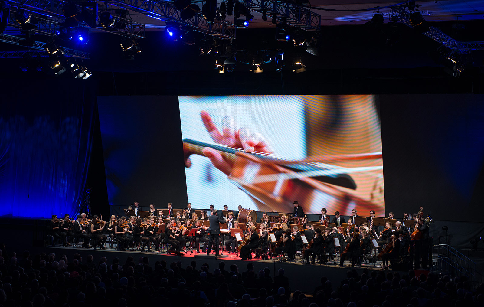 Orchester mit Videoleinwand