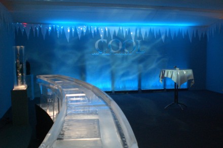Eine gefrorene Bar aus Eis mit blauem Licht