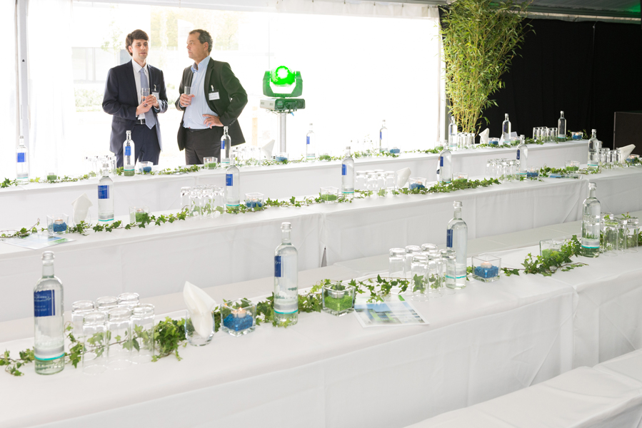Geschätsleute an einem Buffet
